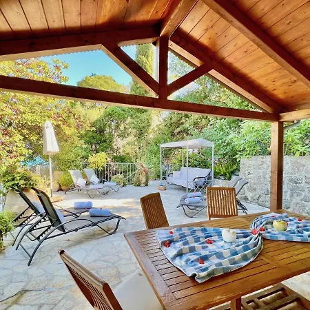 Beachfront House By Dadovillas *